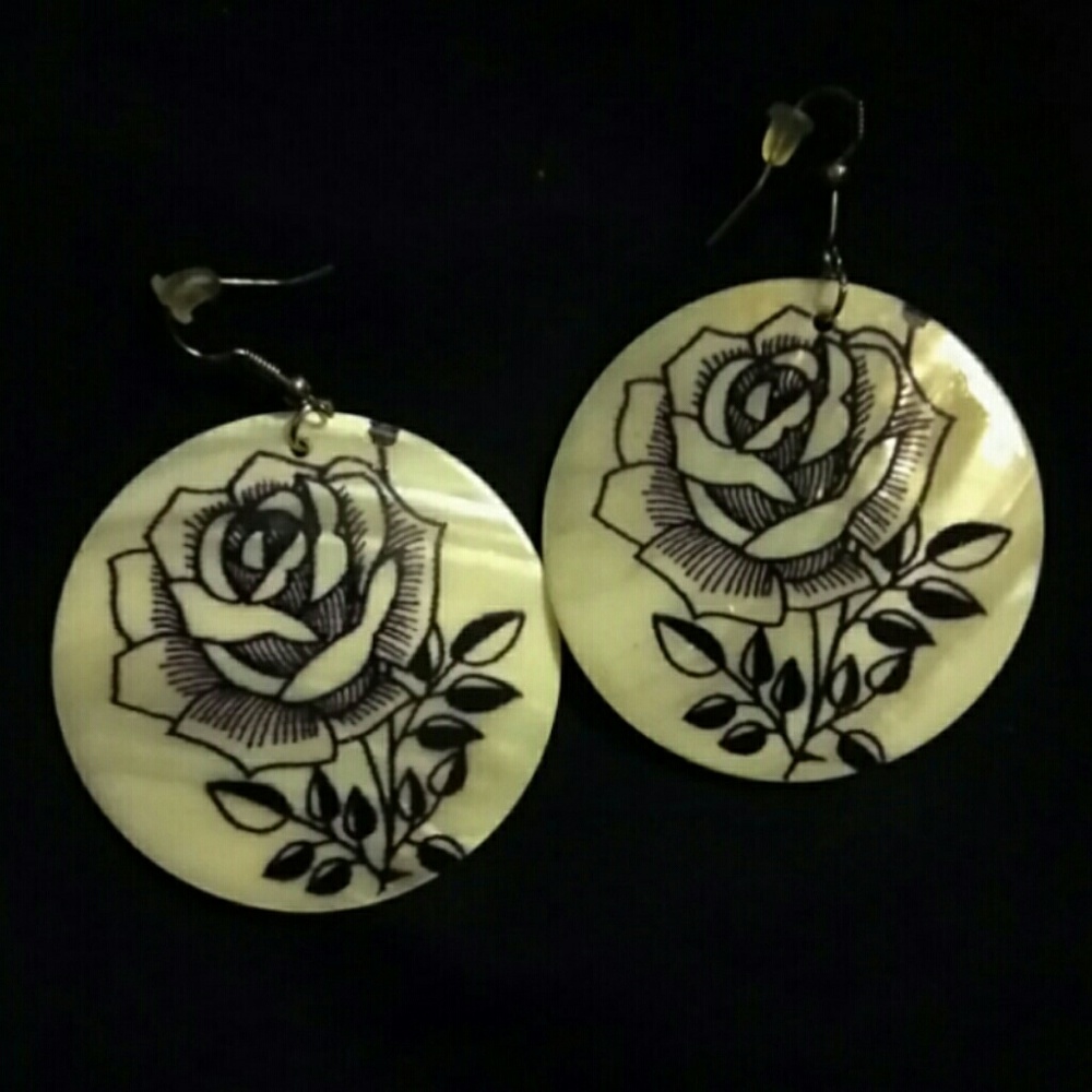 Sea shell earrings with painted🌹